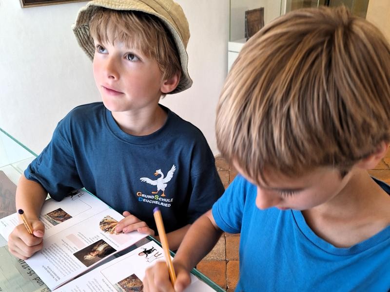 Führung durch Kunstausstellung mit Jugendlichen