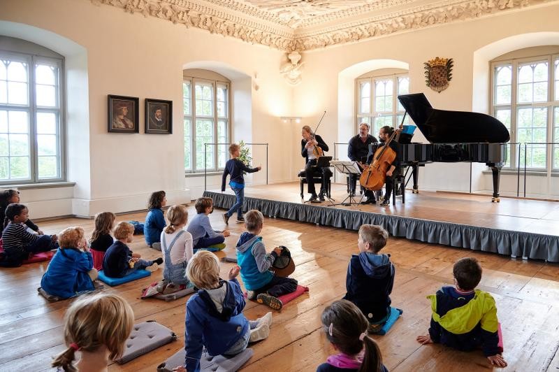 Blick auf die Ausstellungsfahnen in Schloss Achberg