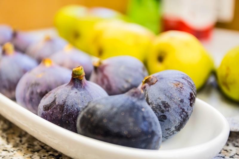 Bunte Lebensmittelauswahl Feigen und Birnen auf einem Teller.