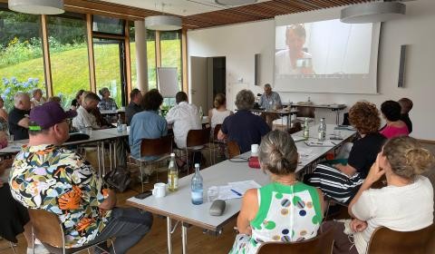 Die Teilnehmenden hören einen Vortrag von Frau Fiedler, BioStadt Erlangen