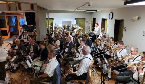 Musiker/innen in Tracht mit ihren diversen Musikinstrumenten