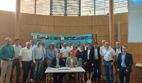 Viele Menschen stehen hinter Regierungspräsident Klaus Tappeser und Landrat Harald Sievers