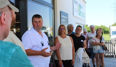 Menschen hören Herrn Steinhauser zu