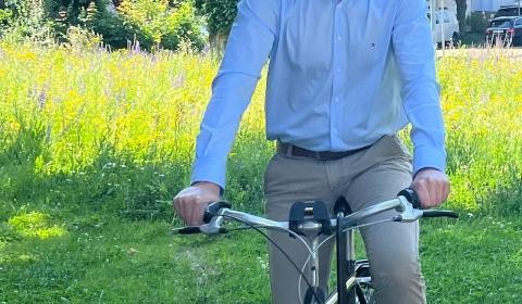 Landrat auf Fahrrad mit Helm