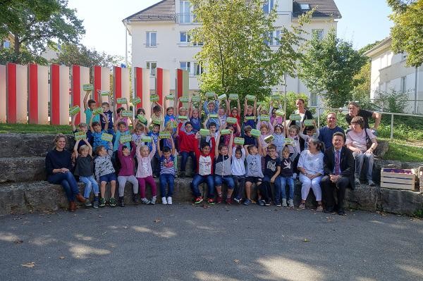 Foto: Landratsamt Gruppenbild mit den neuen Pausenbrotdosen