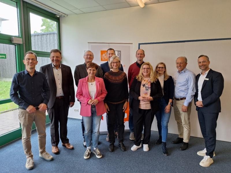 Lenkungskreis KGK Auf diesem Bild sehen Sie die 9 Personen des Lenkungskreises sowie Dezernentin Tina Schädler und Mona Heubeck, Geschäftsstellenleitung der KGK