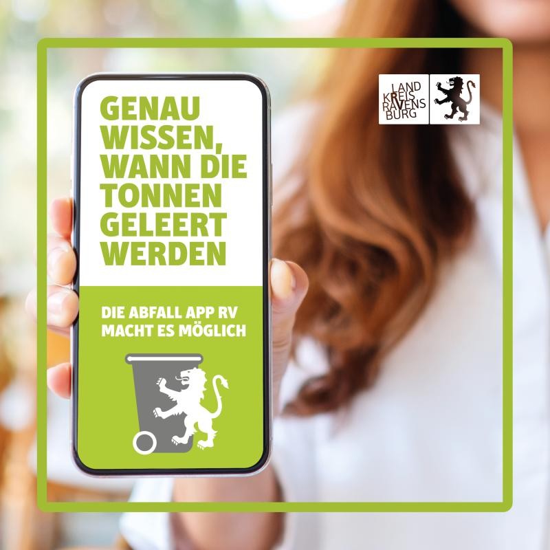Hier Abfallkalender erstellen lassen und ausdrucken. Abbildung eines Smartphonebildschirms, der von einer menschlichen Hand in den Blickfokus gerichtet wird. Der Smartphonebildschirm zeigt den Text: Genau wissen, wann die Tonnen geleert werden. Die Abfall App RV macht es möglich. Darunter ist das Logo der Abfall App zu sehen - eine Mülltonne und rechts leicht versetzt davor der welfische Löwe des Landkreiswappens