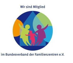 Abgebildet ist das Logo des Bundesverbands der Familienzentren e. V.. Es zeigt einen bunten Kreis mit blauen, grünen und orangefarbenen Farbbereichen. in hellerem Blauton ist eine Haussilhouette im Zentrum. Vor der Haussilhouette sind drei menschliche Piktogramme in dynamisch geneigter Körperpose, die nach oben weist. Die linke Figur ist hellgrün, die mittlere, kleinere Figur magenta und die rechte Figur violett gefärbt.