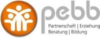 Abgebildet ist ein Logo. Es besteht aus einem orangefarbenen Kreis. In dem Kreis sind drei Menschen als weiße Piktogramme dargestellt. Das mittlere Menschenpiktogramm ist größer als die zwei seitlich von ihm platzierten Piktogramme. Daneben steht pebb, darunter die ausgeschriebenen Worte Partnerschaft, Erziehung, Beratung, Bildung.