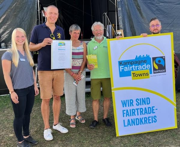 Rezertifizierung Fairtrade-Landkreis Ravensburg 2023 Fairtrade-Steuerungsgruppe und Landrat Harald Sievers freuen sich über die Rezertifizierung des Fairtrade-Landkreises Ravensburg