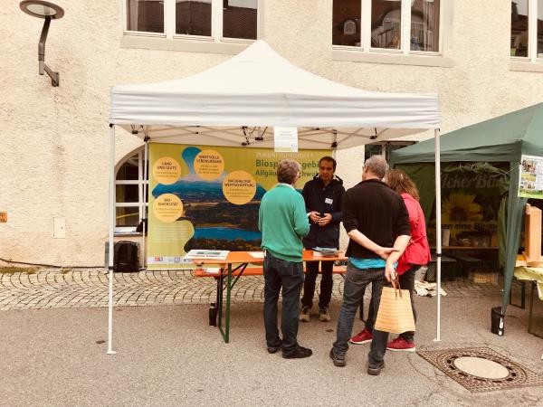 Stand des Prozessteams am Nachhaltigkeitstag Stand des Prozessteams mit Interessierten am Nachhaltigkeitstag in Bad Waldsee