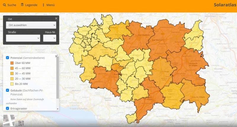 Screenshot aus dem Solaratlas, der eine Landkarte des Landkreises Ravensburg zeigt. Links ist ein Menü mit Bedienfeldern angezeigt. Die Landkreiskarte ist in verschiedenen Gelb- und Orangetönen gemarkungsweise eingefärbt.
