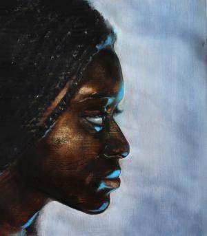 Kathrin Landa: Blaues Glühen ein dunkelhäutiges Frauengesicht im Profil vor hellblauem Hintergrund. Das Licht schimmert bläulich auf die Konturen des Gesichts.