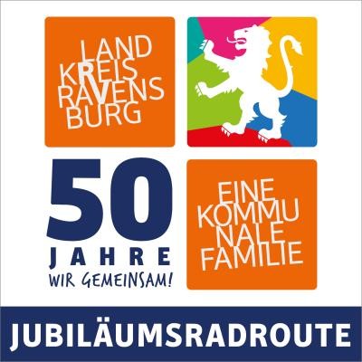 Das quadratische Jubiläumslogo zu 50 Jahren Landkreis Ravensburg, darunter auf blauem Hintergrund der weiße Schriftzug Jubiläumsradroute.