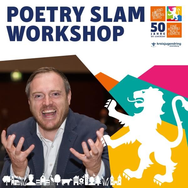 Poetry Slam Workshop quadratisches Plakat mit dem Titel: Poetry Slam Workshop, daneben das Jubiläumslogo des Landkreises Ravensburg und das Logo des Kreisjugendrings darunter. Unter dem Titel ein Foto von Wolfgang Heyer in einer extrovertierten Sprechmimik und -Gestik. Rechts davon verschiedenfarbige Vielecke, die sich überlagern. Davor der Wappenlöwe des Landkreises in weiß ausgefüllt.