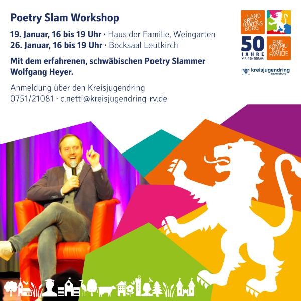 Poetry Slam Workshops in Weingarten und Leutkirch am 19. und 26. Januar quadratisches Plakat mit dem Titel Poetry Slam Workshop und den zugehörigen Daten und Orten. Rechts davon das Jubiläumslogo, darunter das Logo des Kreisjugendrings. Die untere Bildhälfte zeigt ein Foto von Wolfgang Heyer, der mit einem Mikrofon in der Hand auf einem roten Sessel sitzt und eine ausdrucksstarke Sprechmimik- und -Gestik zeigt, dabei einen Zeigefinger erhebt. Rechts davon verschiedenfarbige Vielecke. Davor der Wappenlöwe des Landkreises Ravensburg in weiß ausgefüllt.