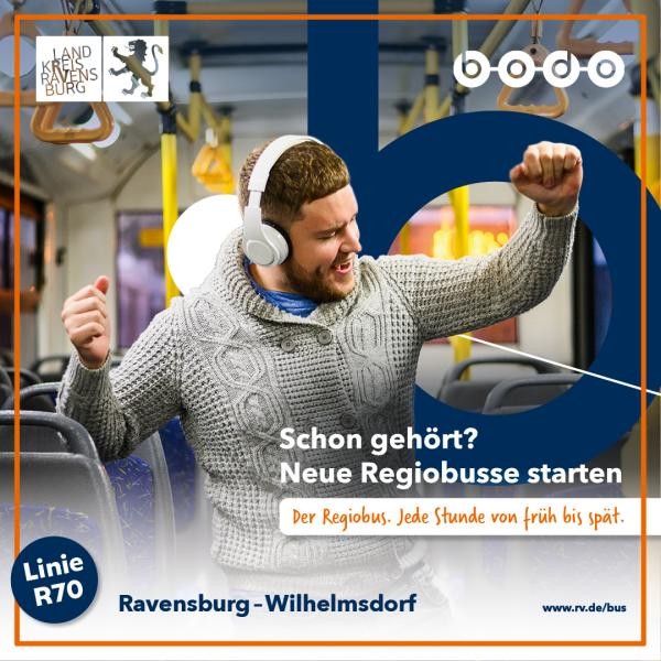 Regiobus Plakat mit einem männlichen jungen Mann mit hellem Strickpullover, kurzer Haarfrisur und Bart in einer freudigen Gestik mit erhobenen Armen. Er trägt weiße Kopfhörer und steht in einem Omnibus. Aufschrift des Plakats: Schon gehört? Neue Regiobusse starten. Der Regiobus. Jede Stunde von früh bis spät. Linie R 70 Ravensburg - Wilhelmsdorf