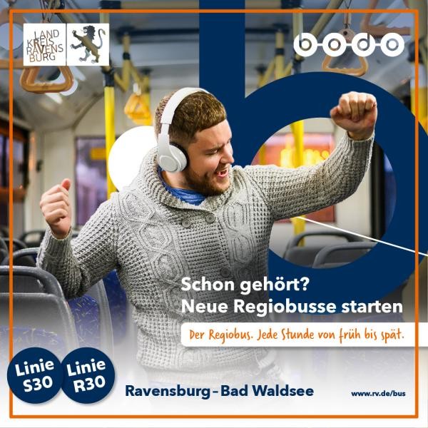 Regiobus Plakat mit einem männlichen jungen Mann mit hellem Strickpullover, kurzer Haarfrisur und Bart in einer freudigen Gestik mit erhobenen Armen. Er trägt weiße Kopfhörer und steht in einem Omnibus. Aufschrift des Plakats: Schon gehört? Neue Regiobusse starten. Der Regiobus. Jede Stunde von früh bis spät. Linie S 30, Linie R 30 Ravensburg - Bad Waldsee