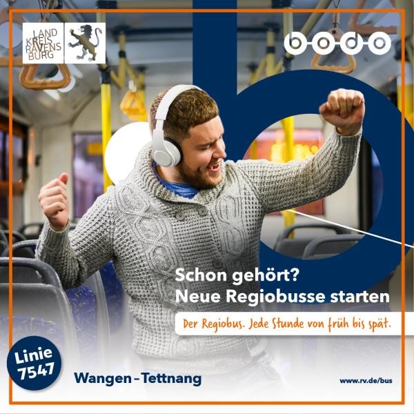 Regiobus Plakat mit einem männlichen jungen Mann mit hellem Strickpullover, kurzer Haarfrisur und Bart in einer freudigen Gestik mit erhobenen Armen. Er trägt weiße Kopfhörer und steht in einem Omnibus. Aufschrift des Plakats: Schon gehört? Neue Regiobusse starten. Der Regiobus. Jede Stunde von früh bis spät. Linie 7547 Wangen - Tettnang