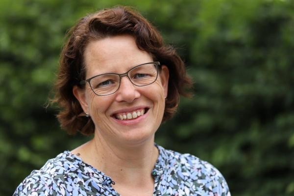 Miriam von der Heydt - Leiterin Netzwerk Demenz Foto Nahaufnahme von Frau mit Brille und kurzen Haaren die in die Kamera lächelt