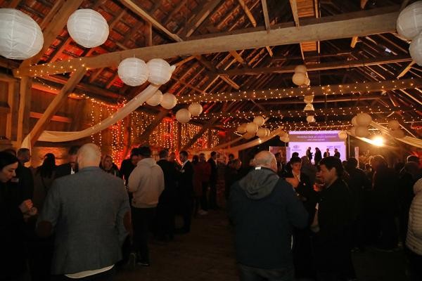 Barcamp Digitaler Dialog Allgäu-Oberschwaben Große Versammlung an Menschen in einer Fachwerkhalle, die sich austauschen und einen Abend miteinander verbringen