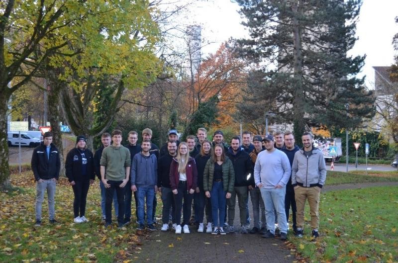Neue Studierende Fachschule für Landwirtschaft Bildaufnahme der neuen Studierenden. Weibliche als auch männliche Jugendliche, abgebildet in der Natur vor Bäumen und Wiesen