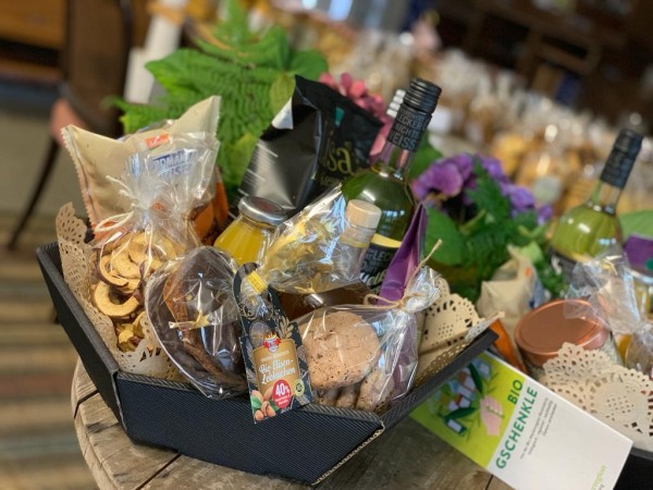 Geschenkkorb mit verschiedenen Lebensmitteln