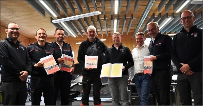 Verabschiedung der aktuellen Alarmierungsstruktur der Region Bodensee Acht Männer, teilweise in Uniform, stehen aufgereiht nebeneinander mit Blick in Richtung Kamera