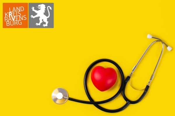 Stethoskop mit Herz Rotes Herz mit Stethoskop auf gelbem Hintergrund