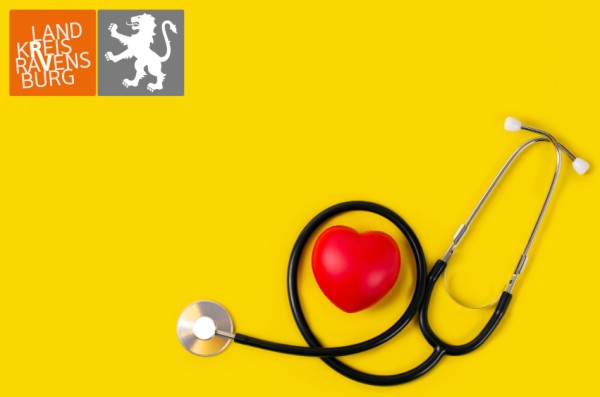 Stethoskop mit Herz Rotes Herz mit Stethoskop auf gelbem Hintergrund