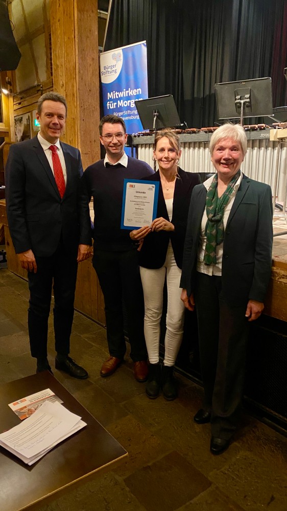 Preisübergabe Landrat Harald Sievers überreicht eine Urkunde gemeinsam mit Frau Meschenmoser an die Waldburg-Zeil Kliniken