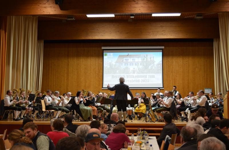 Ein Mann dirigiert die Bauernkapelle Oberschwaben beim Schülerabend der Landwirtschaftsschule