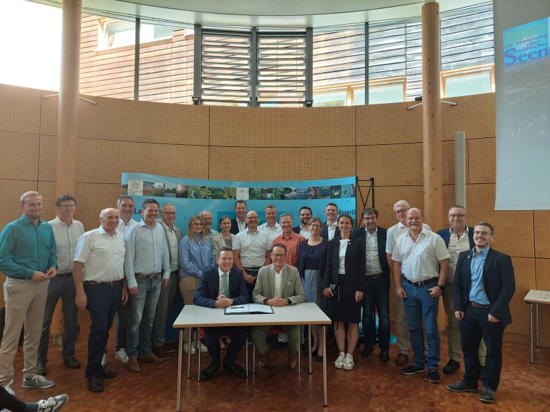 Vertragsunterzeichnung Viele Menschen stehen hinter Regierungspräsident Klaus Tappeser und Landrat Harald Sievers