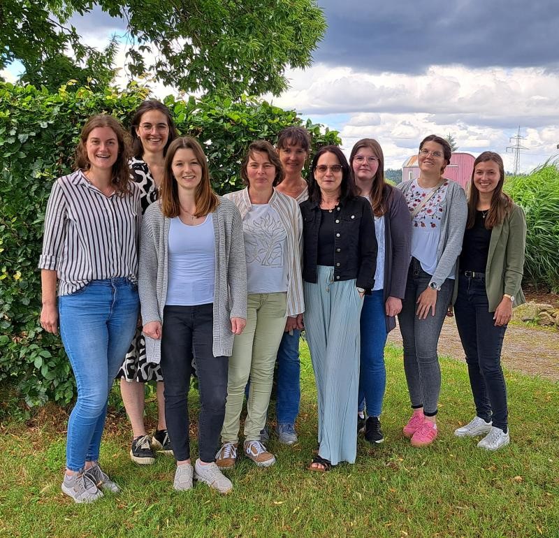 Neun Frauen nebeneinander stehend