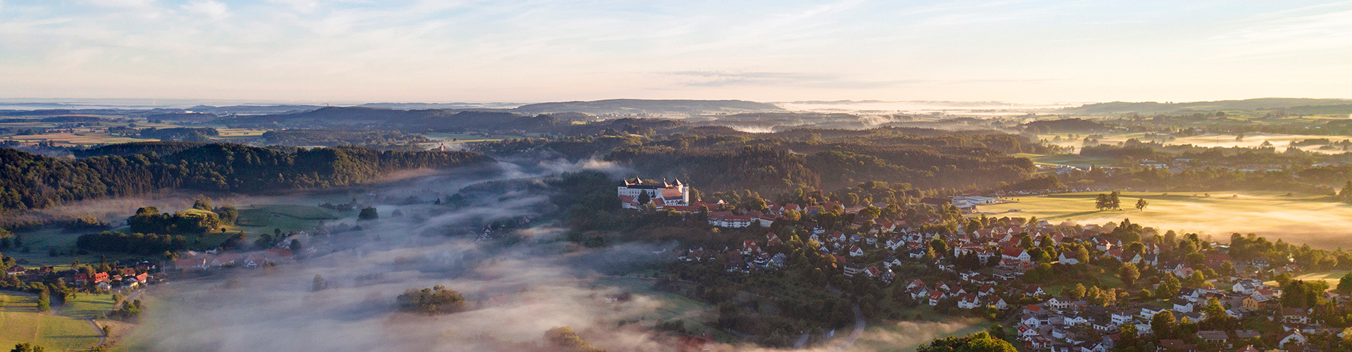Panoramablick auf Wolfegg in Vogelperspektive mit Schleierwolken