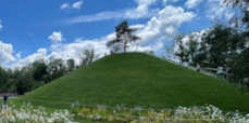 grüner Hügel in sommerlicher Landschaft