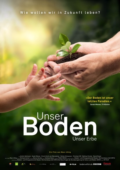 Filmcover mit zwei Händen von einem Erwachsenem, der zwei Kinderhänden eine Pflanze übergibt