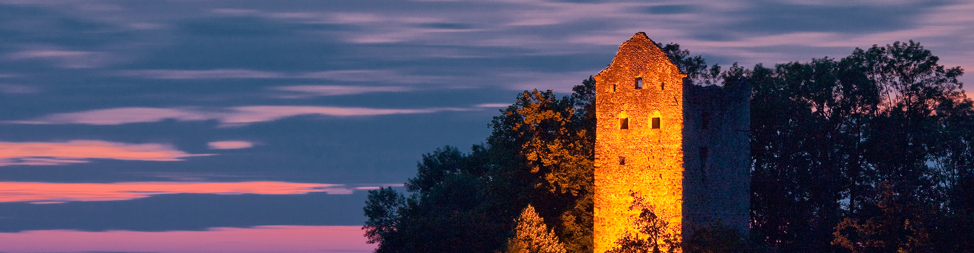 Burgruine Neuravensburg in abendlicher Stimmung